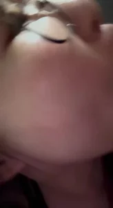 露脸母狗吃鸡